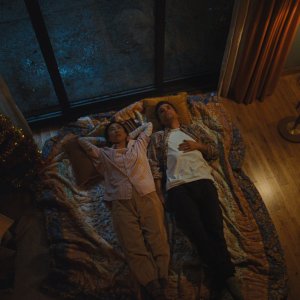 The Last House: Wagner Moura e Greta Lee in una scena del film Netflix