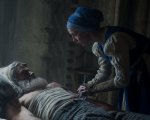 Michael Sarnoski spiega Robin Hood - Il prezzo del sangue: 'Un'opera intima con Hugh Jackman e Jodie Comer'