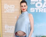Anne Hathaway risponde alle insinuazioni sulla falsa gravidanza: 'Capelli finti, pancione vero'