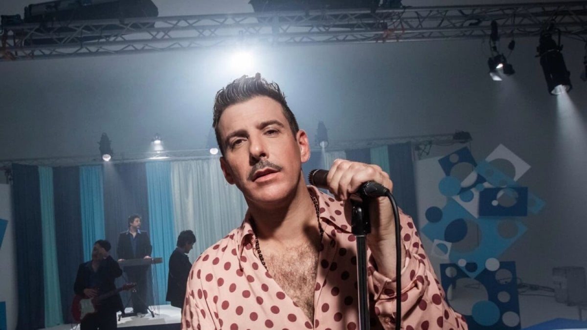 francesco gabbani scherza dopo il malore sul palco a messina sono vivo da Movieplayer.it francesco gabbani scherza dopo il malore sul palco a messina sono vivo