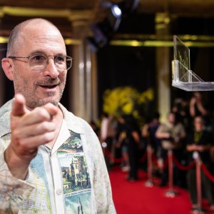 Un giocoso Darren Aronofsky durante la cerimonia di consegna del Pardo d'onore a Locarno 79