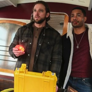 Max Thieriot (nel ruolo di Bode) e Jordan Calloway (nel ruolo di Jake)