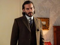 La Promessa anticipazioni 21 agosto: Adriano legge la lettera di Catalina ad Alonso