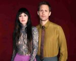 Dakota Johnson e Alexander Skarsgård in 50 sfumature di rosso Valentino: il sexy promo del profumo Vendetta