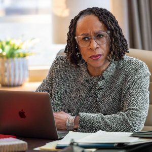 S. Epatha Merkerson, nel il ruolo di Sharon Goodwin