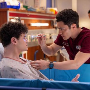 Darren Barnet nel ruolo del dottor John Frost mentre visita un paziente nell'episodio Le cose non dette