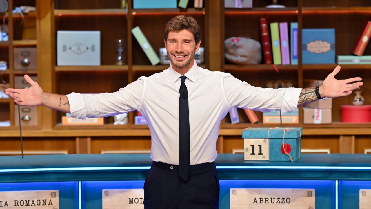 Stefano De Martino ricomincerà il 6 settembre con Affari Tuoi, mentre a febbraio condurrà Sanremo