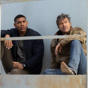 Lanterns: Kyle Chandler con Aaron Pierre in una scena della serie HBO Max