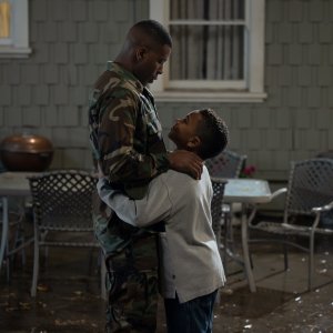 Lanterns: J. Alphonse Nicholson e Cairo Cash Lee in una scena della serie HBO Max