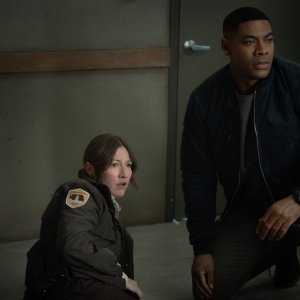 Lanterns: Kelly Macdonald e Aaron Pierreuna in scena della serie HBO Max