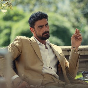 The Gentlemen 2: Michele Morrone in una scena della serie Netflix
