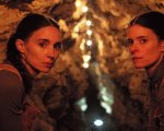 Bucking Fastard, recensione: le sorelle Mara “pazze” per amore nell’eccentrica commedia di Werner Herzog