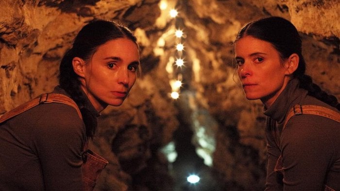 Bucking Fastard, recensione: le sorelle Mara “pazze” per amore nell’eccentrica commedia di Werner Herzog