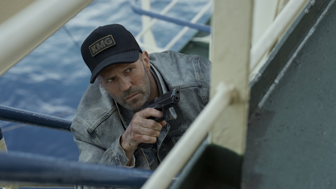 Mutiny: una valanga di proiettili non ferma Jason Statham nella clip esclusiva del film