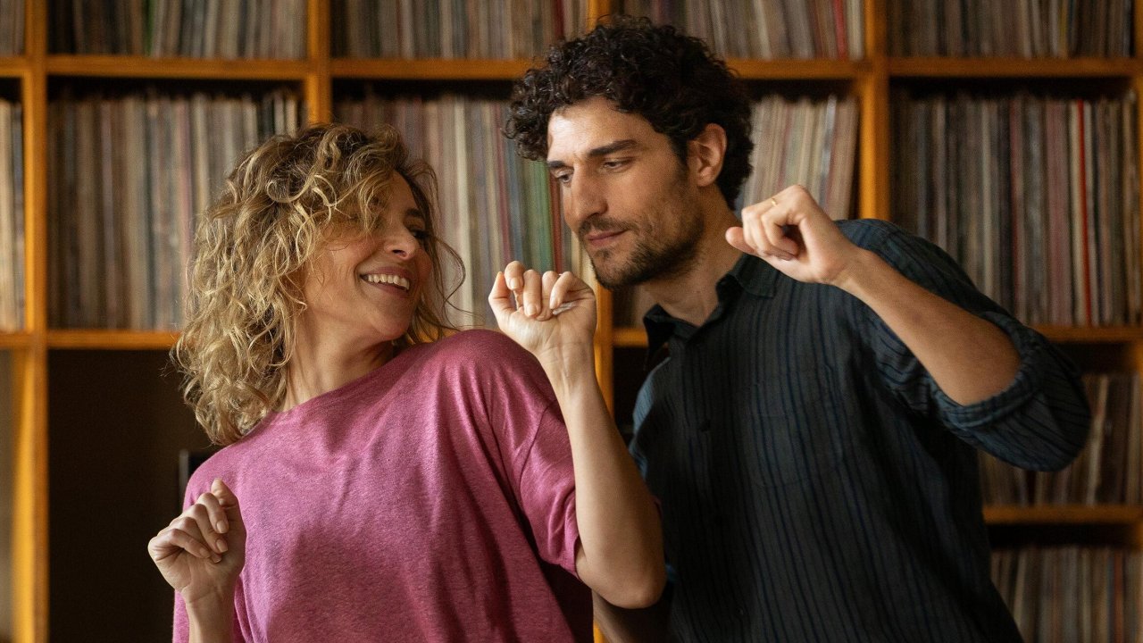 Jasmine Trinca e Louis Garrell impegnati in una scena di ballo in Succederà questa notte