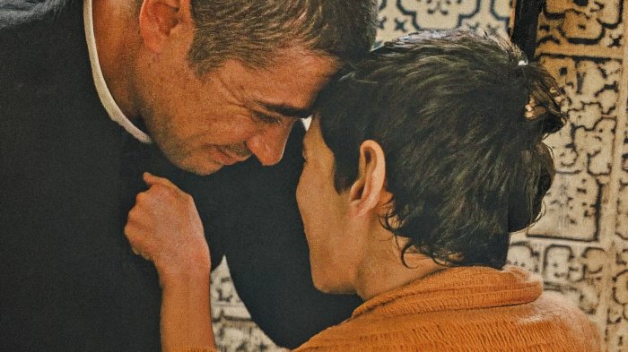 I figli della scimmia, recensione: un film che parla con gli occhi (e che prova quella di Scamarcio)