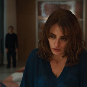 Bunker: una preoccupata Penelope Cruz in primo piano, mentre sullo sfondo si intravede Javier Bardem