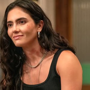 Arienne Mandi nel ruolo del personaggio di Eva Imani