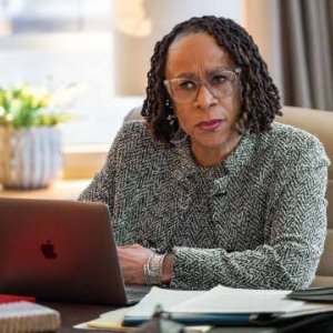 S. Epatha Merkerson nel ruolo di Sharon Goodwi