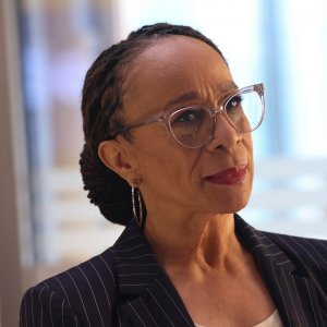 S. Epatha Merkerson nel ruolo di Sharon Goodwin