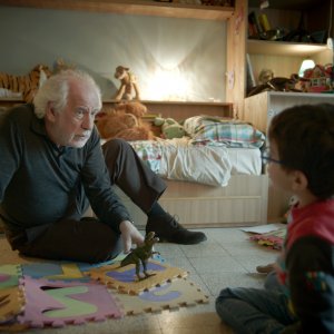 Scherzetto: Toni Servillo con il piccolo Lorenzo Perrotta in una scena del film di Mario Martone