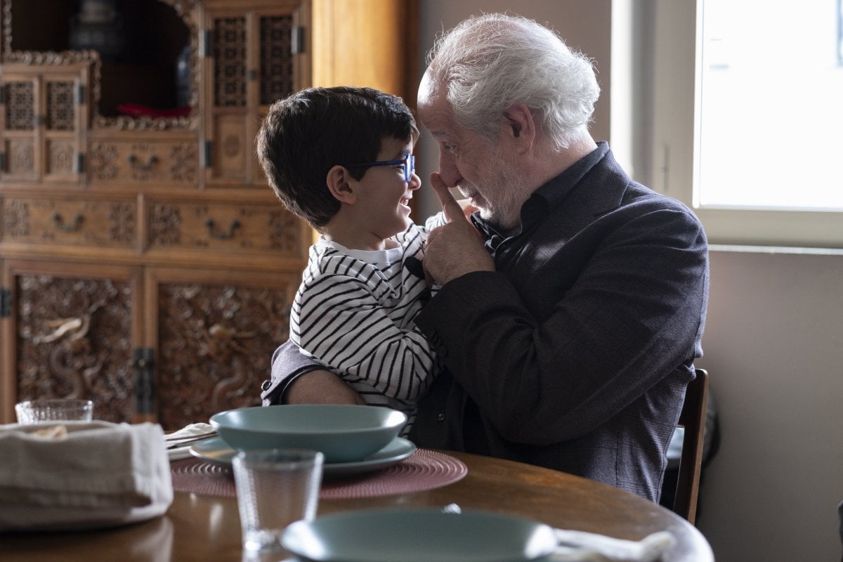scherzetto la recensione toni servillo e la sfida dei fantasmi di mario martone