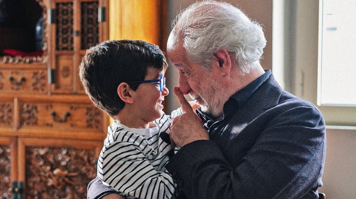 Scherzetto, la recensione: Toni Servillo e la sfida dei fantasmi di Mario Martone