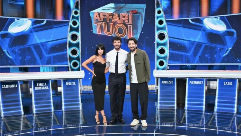 Il nuovo Affari Tuoi di De Martino, tra l'insostenibile leggerezza di Herbert Ballerina e ascolti che soffrono