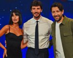 Il nuovo Affari Tuoi di De Martino, tra l'insostenibile leggerezza di Herbert Ballerina e ascolti che soffrono