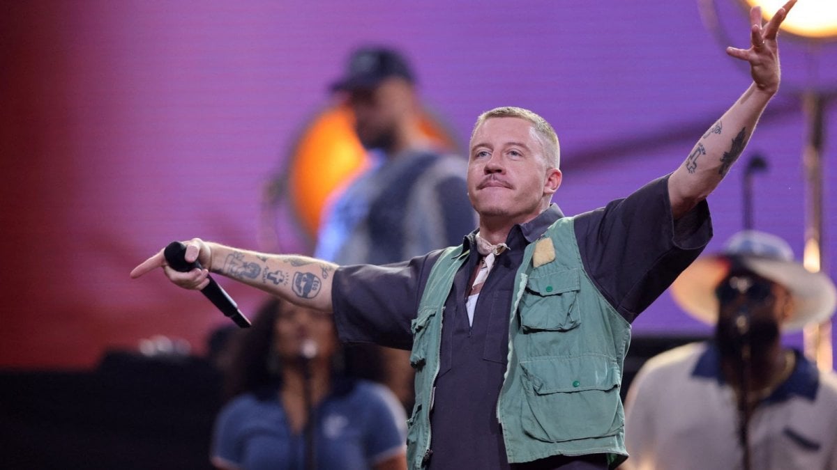 macklemore dona 1 milione alla palestina dopo il tour con ed sheeran sfido robert kraft a fare lo stesso da Movieplayer.it macklemore dona 1 milione alla palestina dopo il tour con ed sheeran sfido robert kraft a fare lo stesso
