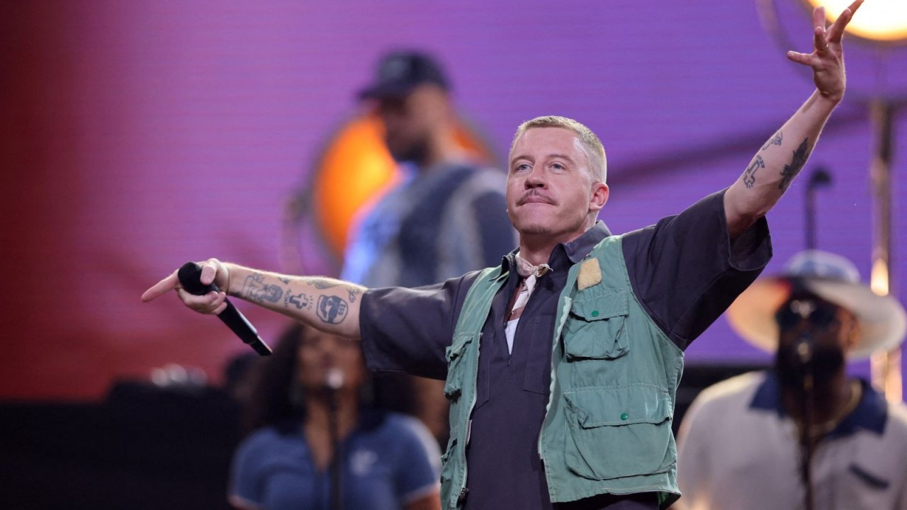 Macklemore dona 1 milione alla Palestina dopo il tour con Ed Sheeran: "Sfido Robert Kraft a fare lo stesso"