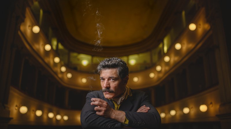 Giovannino Guareschi, recensione: Don Camillo e Peppone raccontano una vita troppo intensa per 100 minuti