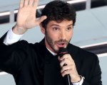 Sanremo 2027, il nuovo regolamento: meno Big, voto online e stop all’uso dell’IA