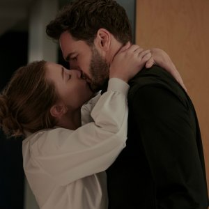 Una scena romantica di The Love Hypothesis