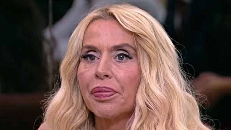 Grande Fratello Vip, Valeria Marini vuole abbandonare la Casa:  'Me ne voglio andare'
