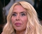 Grande Fratello Vip, Valeria Marini vuole abbandonare la Casa:  'Me ne voglio andare'