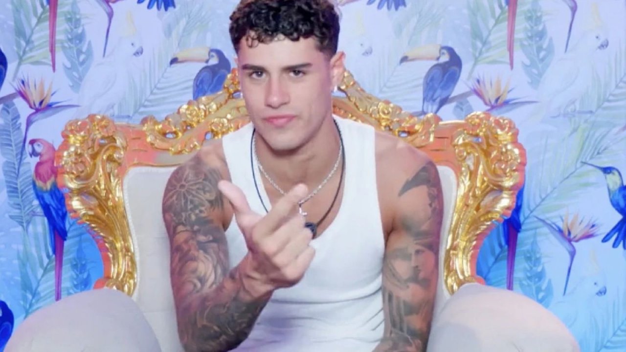Grande Fratello Vip, Alessandro Roncaccia in versione 'porno': tornano virali le sue clip hot di Italia Shore