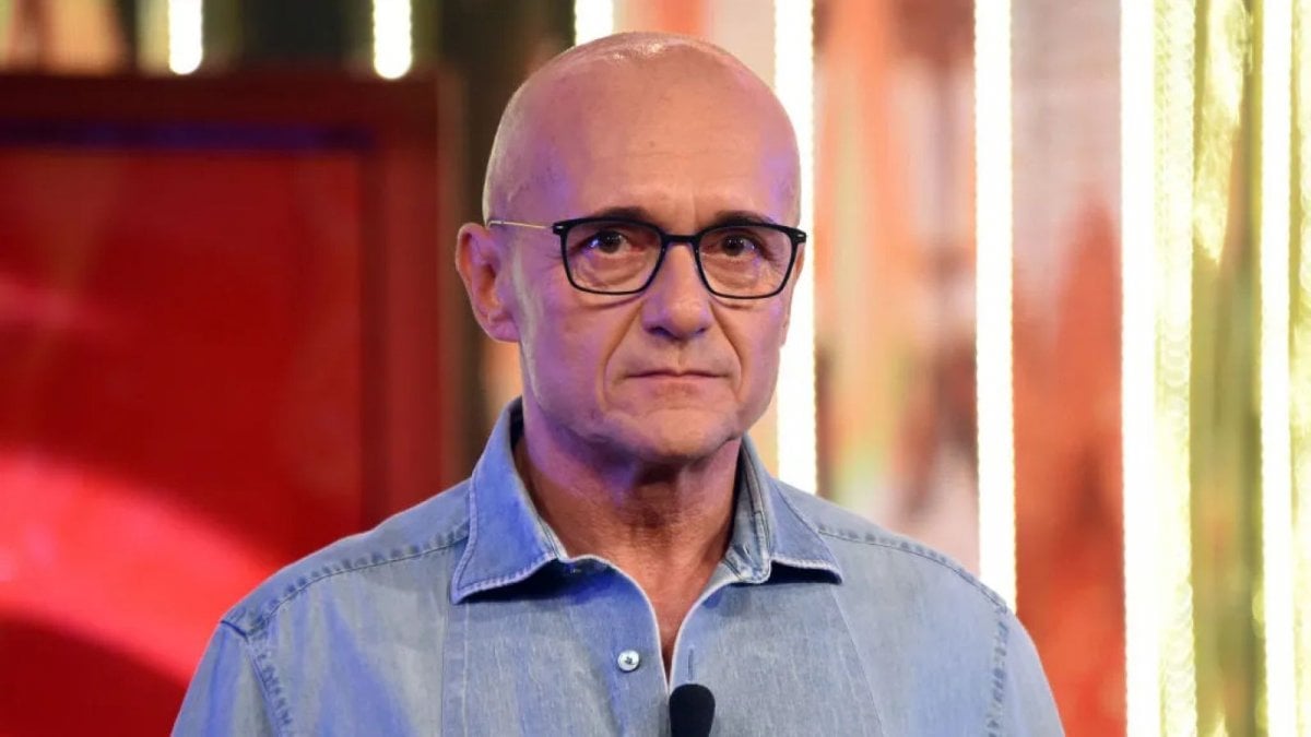 gf vip censura su alfonso signorini simone annicchiarico viene interrotto non possiamo parlare da Movieplayer.it gf vip censura su alfonso signorini simone annicchiarico viene interrotto non possiamo parlare