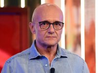 GF Vip, censura su Alfonso Signorini: Simone Annicchiarico viene interrotto 'Non possiamo parlare'