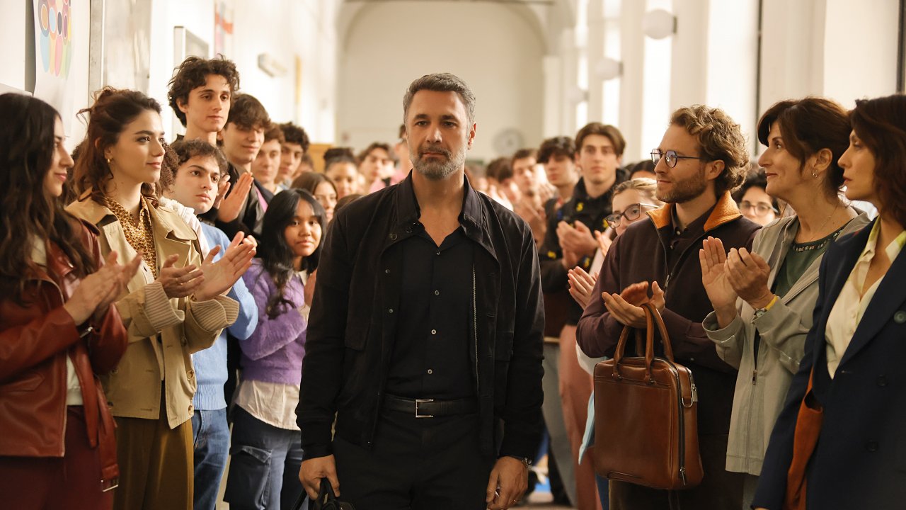 Raoul Bova in una scena della fiction Tutto l'amore che resta
