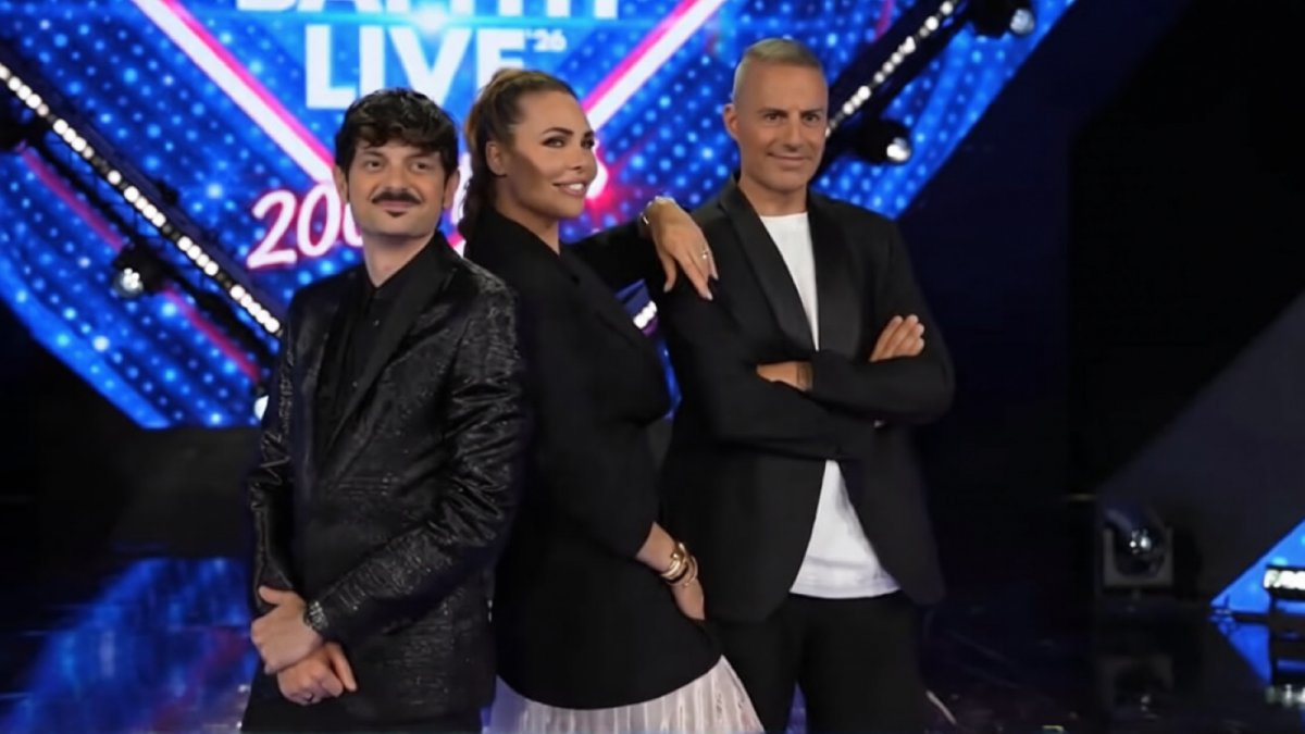 tim battiti live 2000 hits stasera su canale 5 scaletta e cantanti da Movieplayer.it tim battiti live 2000 hits stasera su canale 5 scaletta e cantanti