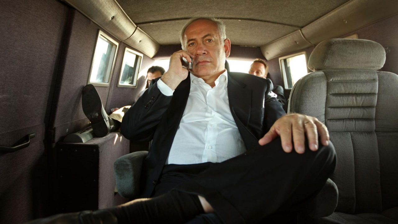 Benjamin Netanyahu al telefono in automobile