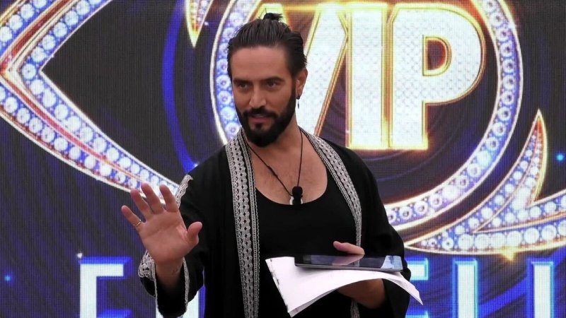 Grande Fratello Vip, Alex Belli bacia Marina La Rosa: la reazione di lei spiazza tutti