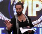 Grande Fratello Vip, Alex Belli bacia Marina La Rosa: la reazione di lei spiazza tutti