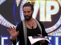 Grande Fratello Vip, Alex Belli bacia Marina La Rosa: la reazione di lei spiazza tutti