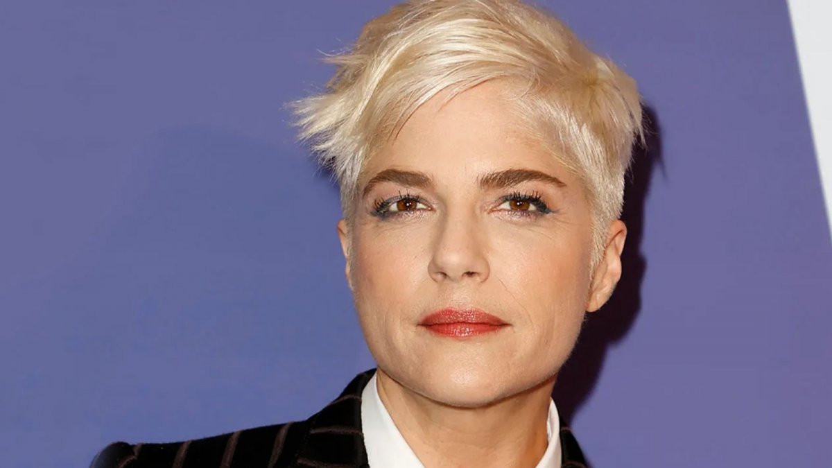 selma blair tenta di aprire il portellone di un aereo arrestata e ricoverata la star di cruel intentions da Movieplayer.it selma blair tenta di aprire il portellone di un aereo arrestata e ricoverata la star di cruel intentions