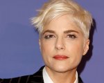 Selma Blair tenta di aprire il portellone di un aereo: arrestata e ricoverata la star di Cruel Intentions