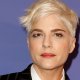 Selma Blair tenta di aprire il portellone di un aereo: arrestata e ricoverata la star di Cruel Intentions
