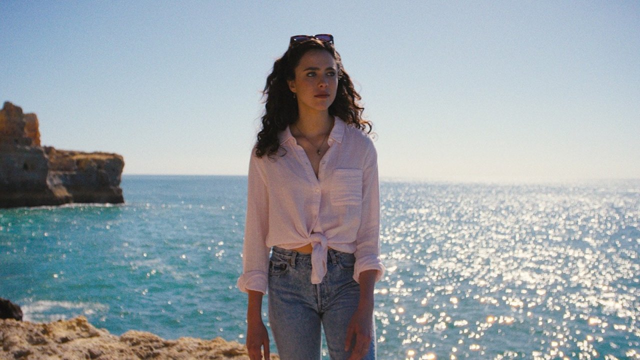 L’amore della tua vita, recensione: il dramma con Margaret Qualley che elabora il lutto post pandemia