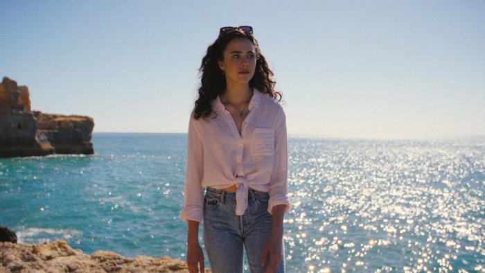 L’amore della tua vita, recensione: il dramma con Margaret Qualley che elabora il lutto post pandemia